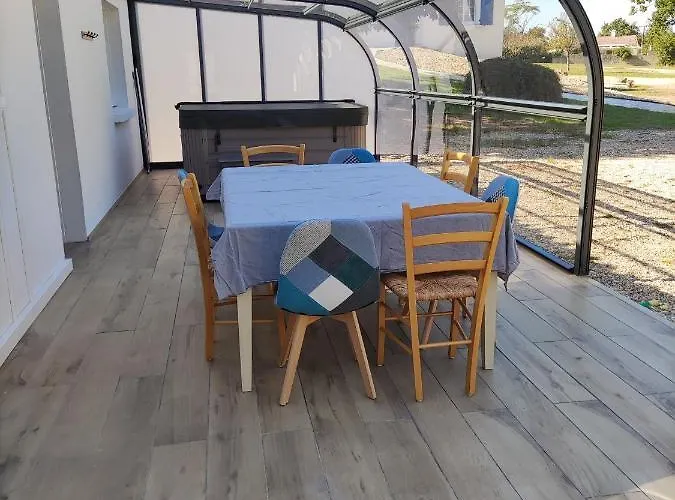 Holiday home Maison Avec Jacuzzi Proche Plages